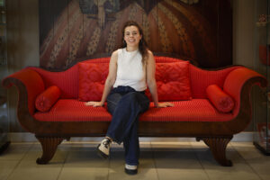 La violinista y directora de orquesta Mirari Etxeberria, premiada con el Galardón a la Persona Joven 2025 del Gobierno de Navarra, durante la entrevista concedida a EFE en la que afirma busca atraer a las personas jóvenes a la música clásica para renovar el público que acude a los auditorios y poder mantener el actual modelo de conciertos. EFE/ Villar López