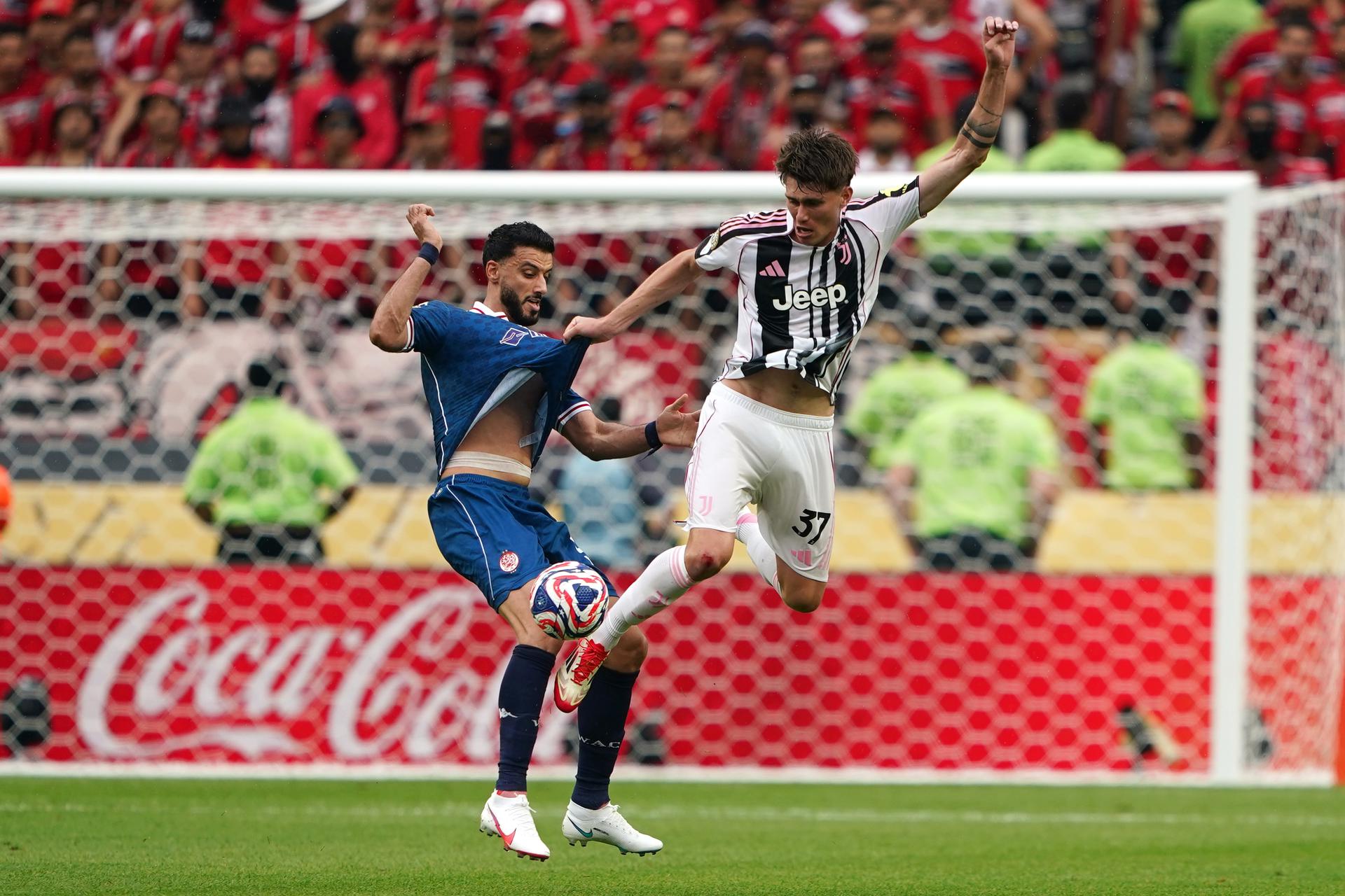Nicolo Savona (d) de la Juventus disputa un balón con Omar Alsomah (i) del marroquí Wydad AC en un partido del Mundial de Clubes. EFE/WILL OLIVER