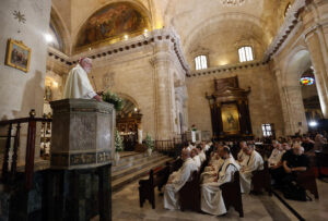 El ministro de Exteriores del Vaticano, Paul Richard Gallagher (i), habla durante una misa este miércoles, en la catedral de La Habana (Cuba). EFE/ Ernesto Mastrascusa