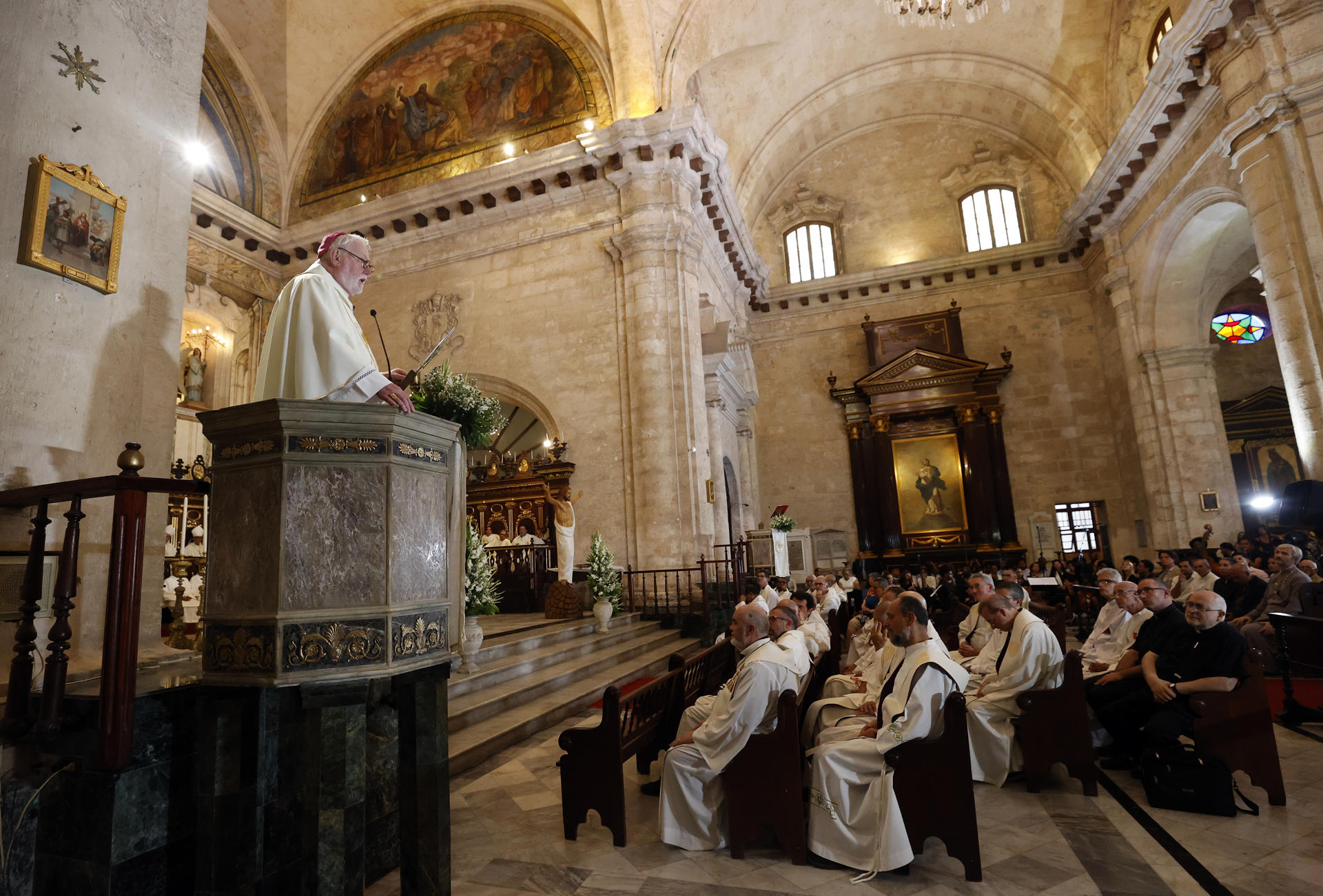 El ministro de Exteriores del Vaticano, Paul Richard Gallagher (i), habla durante una misa este miércoles, en la catedral de La Habana (Cuba). EFE/ Ernesto Mastrascusa