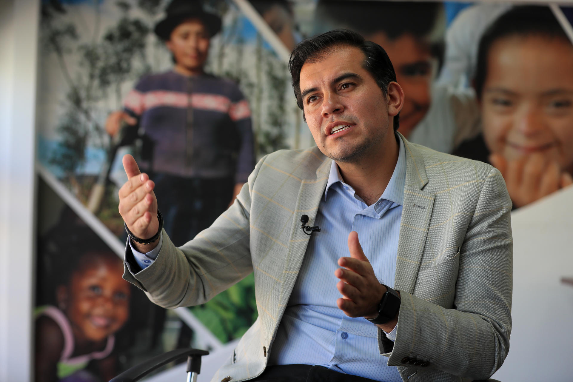 El ministro de Inclusión Económica y Social de Ecuador, Harold Burbano, habla durante una entrevista con EFE este lunes, en Quito (Ecuador). EFE/ José Jácome