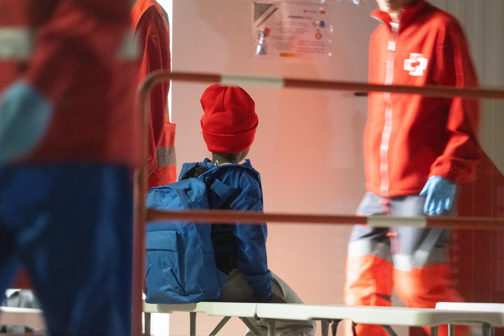 Salvamento Marítimo ha rescatado en la noche de este viernes a 85 personas, 76 hombres, 4 mujeres y 5 niños, de dos pateras que navegaban a unas 40 millas al sur de la isla de Fuerteventura. Los inmigrantes, subsharianos y magrebíes, han relatado a su llegada al puerto de Gran Tarajal (Fuerteventura) que habían partido de la localidad de El Aaiún. EFE/ Carlos De Saá