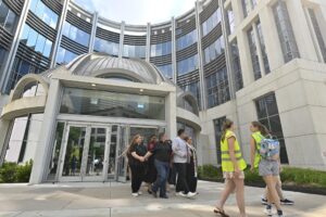 Jennifer Vasquez Sura (C), esposa de Kilmar Armando Abrego García, es rodeada por simpatizantes al salir del Tribunal de Distrito de los Estados Unidos para el Distrito Medio de Tennessee después de una audiencia. EFE/John Amis