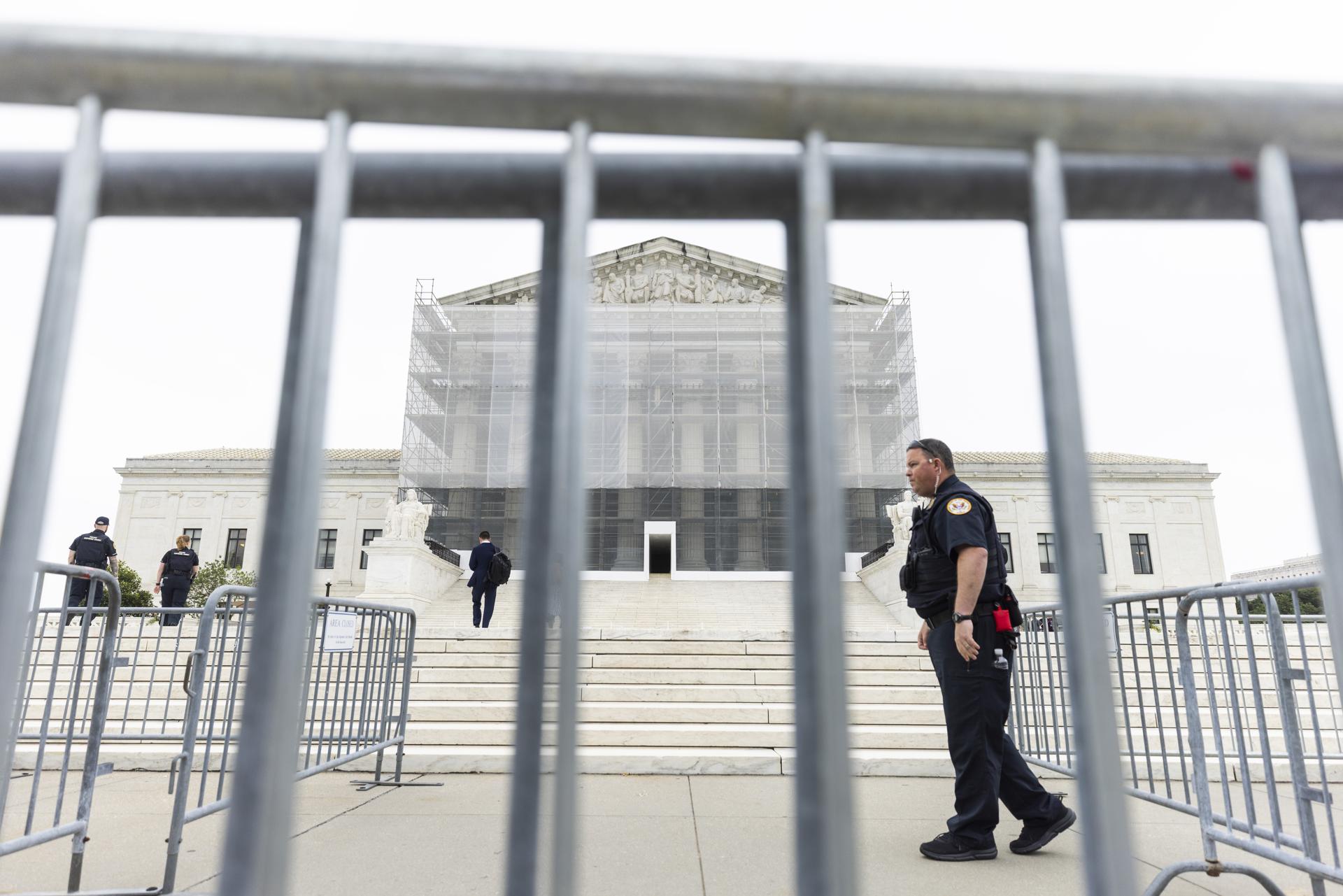 Miembros de la Policía custodian la Corte Suprema de Estados Unidos en Washington (EE.UU.). EFE/EPA/JIM LO SCALZO
