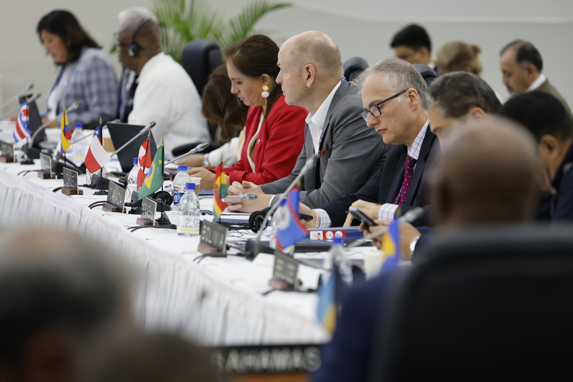 Representantes de los países miembros de la Organización de Estados Americanos (OEA) fueron captados este viernes, 27 de junio, durante la 55ª Asamblea General de la OEA, en Saint John’s (Antigua y Barbuda). EFE/Bienvenido Velasco