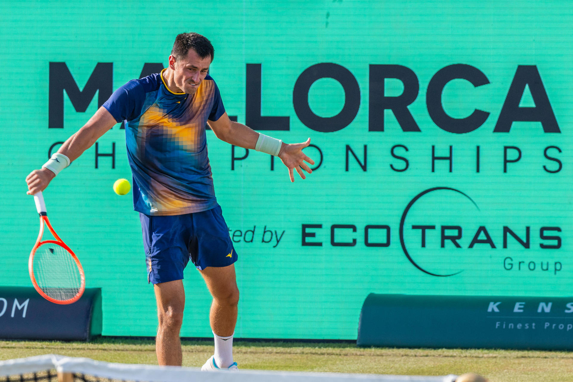 El tenista australiano Bernard Tomic ante el español Roberto Bautista durante su partido de octavos de final del torneo ATP Mallorca Championships, este miércoles en Santa Ponsa (Mallorca). EFE/ Cati Cladera