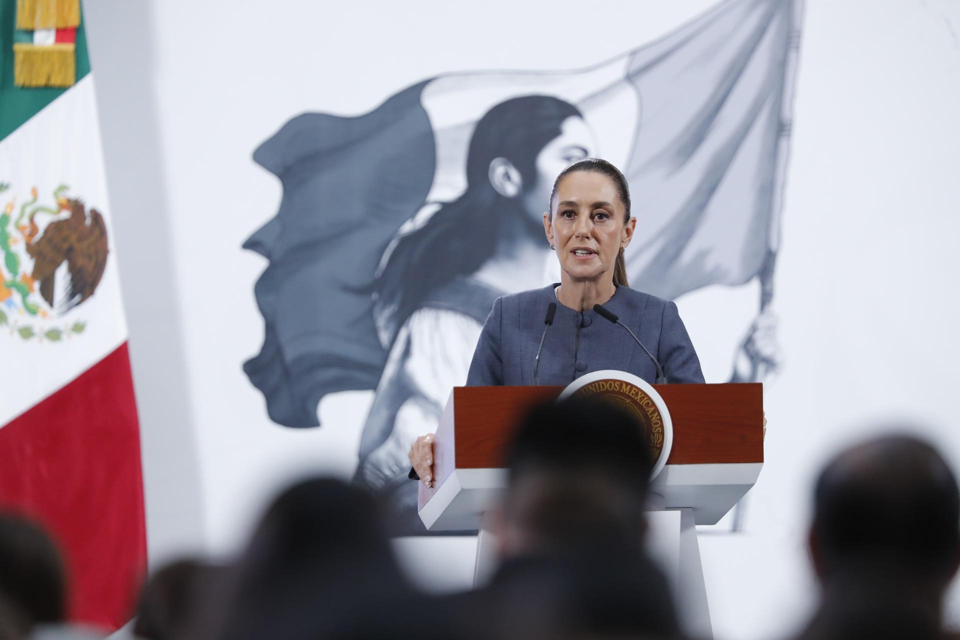 La presidenta de México, Claudia Sheinbaum, habla durante una rueda de prensa este viernes, en Palacio Nacional de la Ciudad de México (México). EFE/ Mario Guzmán
