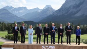 (De i a d) El presidente del Consejo Europeo, Antonio Costa, el primer ministro japonés, Shigeru Ishiba, la primera ministra italiana, Giorgia Meloni, el presidente francés, Emmanuel Macron, el primer ministro canadiense, Mark Carney, el presidente estadounidense, Donald Trump, el primer ministro británico, Keir Starmer, el canciller alemán, Friedrich Merz, y la presidenta de la Unión Europea, Ursula von der Leyen, posan para una foto familiar durante la Cumbre del Grupo de los Siete (G7) en el campo de golf Kananaskis Country en Kananaskis (Canadá). EFE/EPA/LUDOVIC MARIN / POOL
