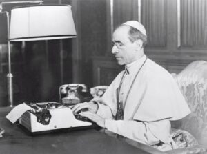 El Papa Pio XII (1876-1958) en su oficina del Vaticano.EFE/ Archivo/Str