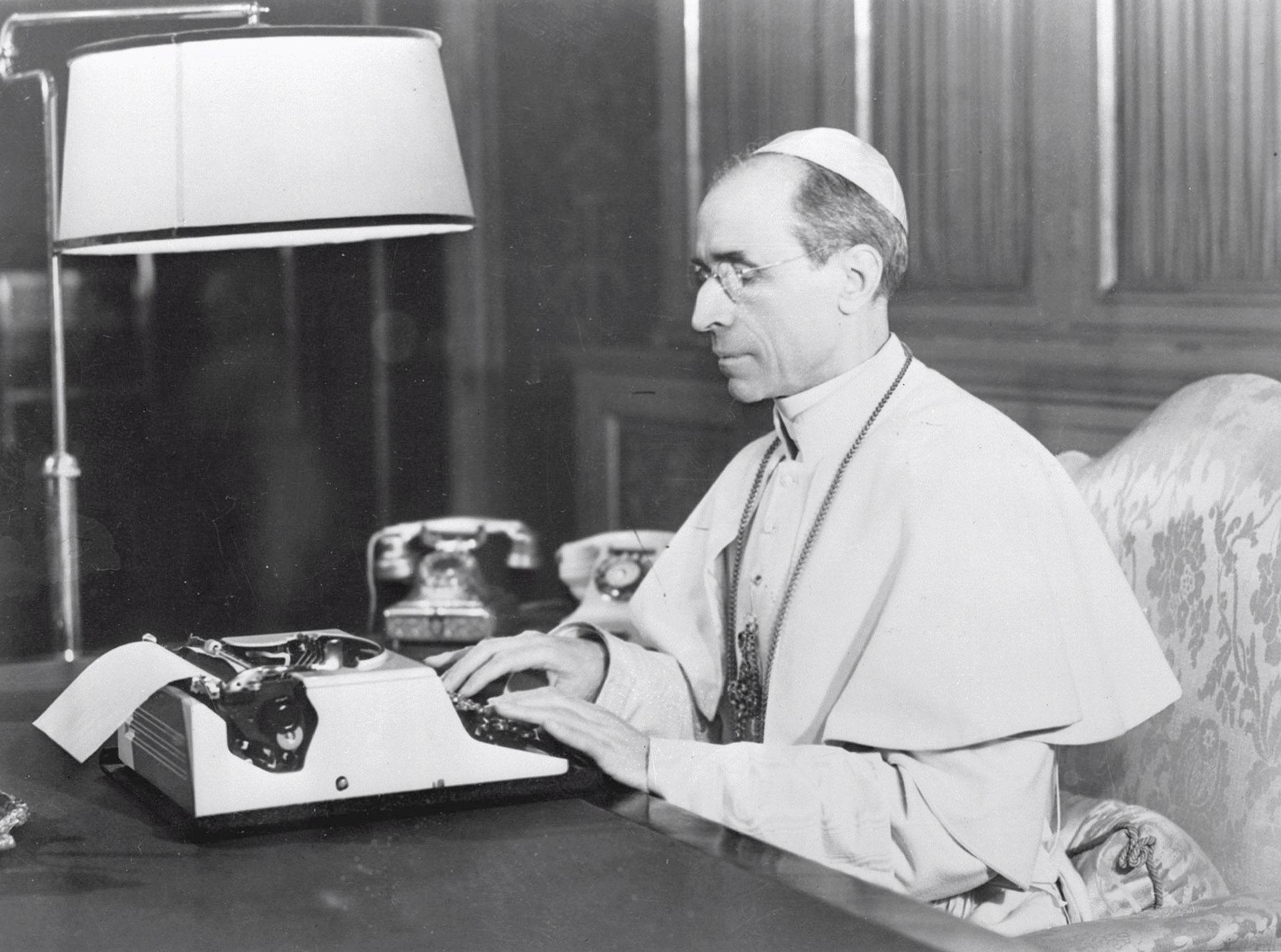 El Papa Pio XII (1876-1958) en su oficina del Vaticano.EFE/ Archivo/Str