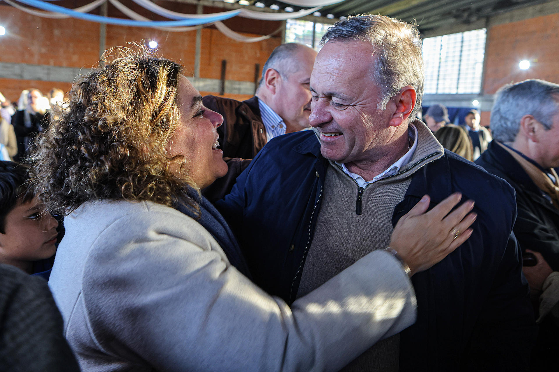 El nuevo presidente del Directorio del Partido Nacional, Álvaro Delagado (d), se saluda con a presidenta saliente del Partido Nacional, Macarena Rubio, este sábado, durante la Convención del Partido Nacional en Montevideo (Uruguay). EFE/ Gastón Britos