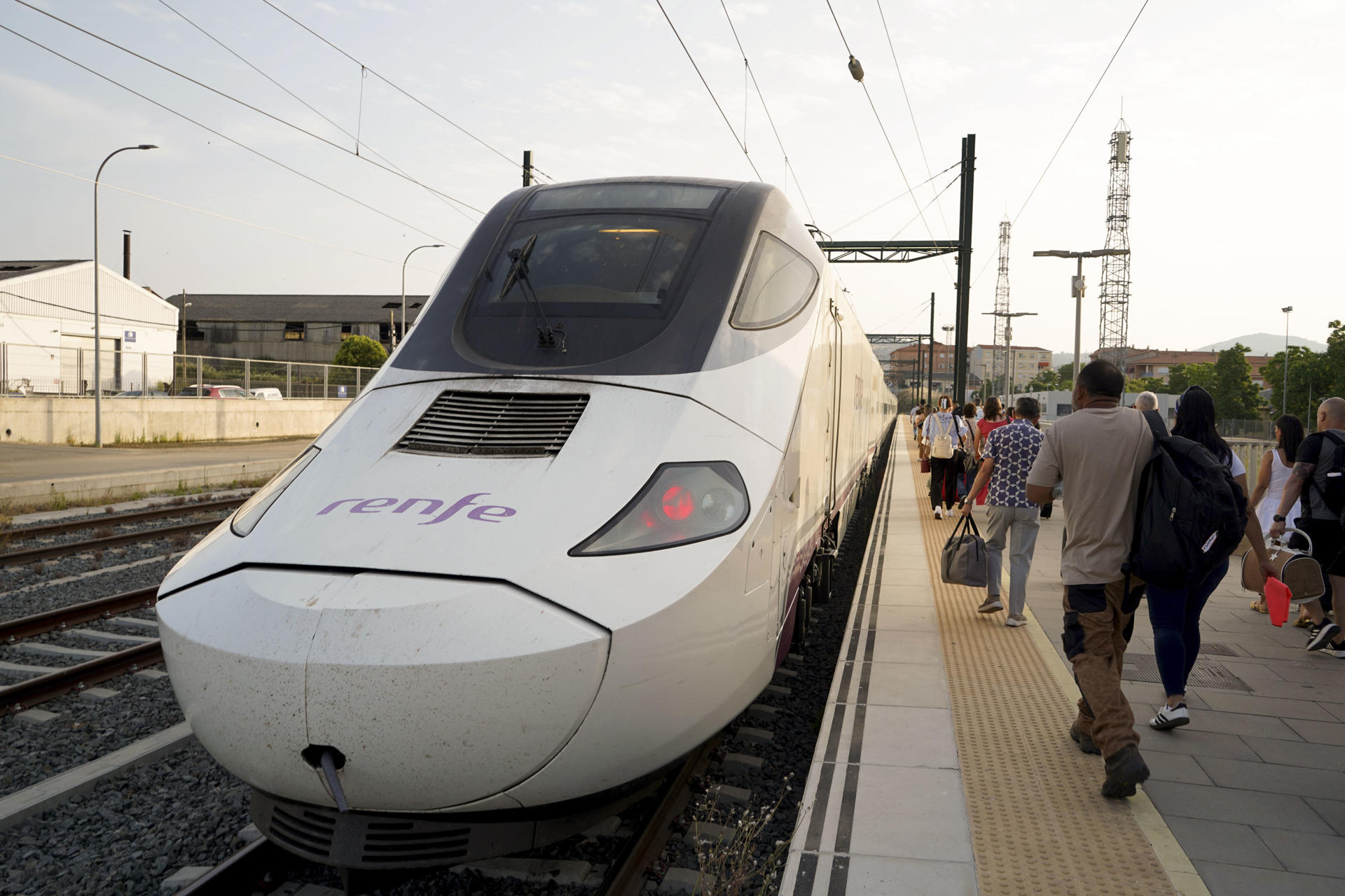 Las plataformas ciudadanas MSU-Norte y Movimiento X Plasencia han festejado este lunes, con el reparto de churros y champán a las puertas de la estación de ferrocarril de Plasencia, la puesta en marcha de la tercera frecuencia de tren Alvia entre Extremadura y Madrid que, por primera vez, realiza parada en la capital del Jerte. EFE/Eduardo Palomo