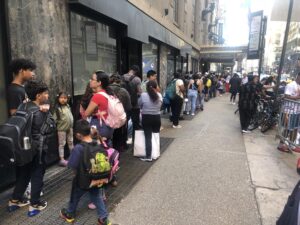 Fotografía de archivo del 4 de octubre de 2023 donde aparecen decenas de inmigrantes haciendo fila para ser atendidos en el famoso hotel Roosevelt adecuado para albergar a las familias inmigrantes en refugio en Nueva York (EE.UU.). EFE/Javier Otazu ARCHIVO