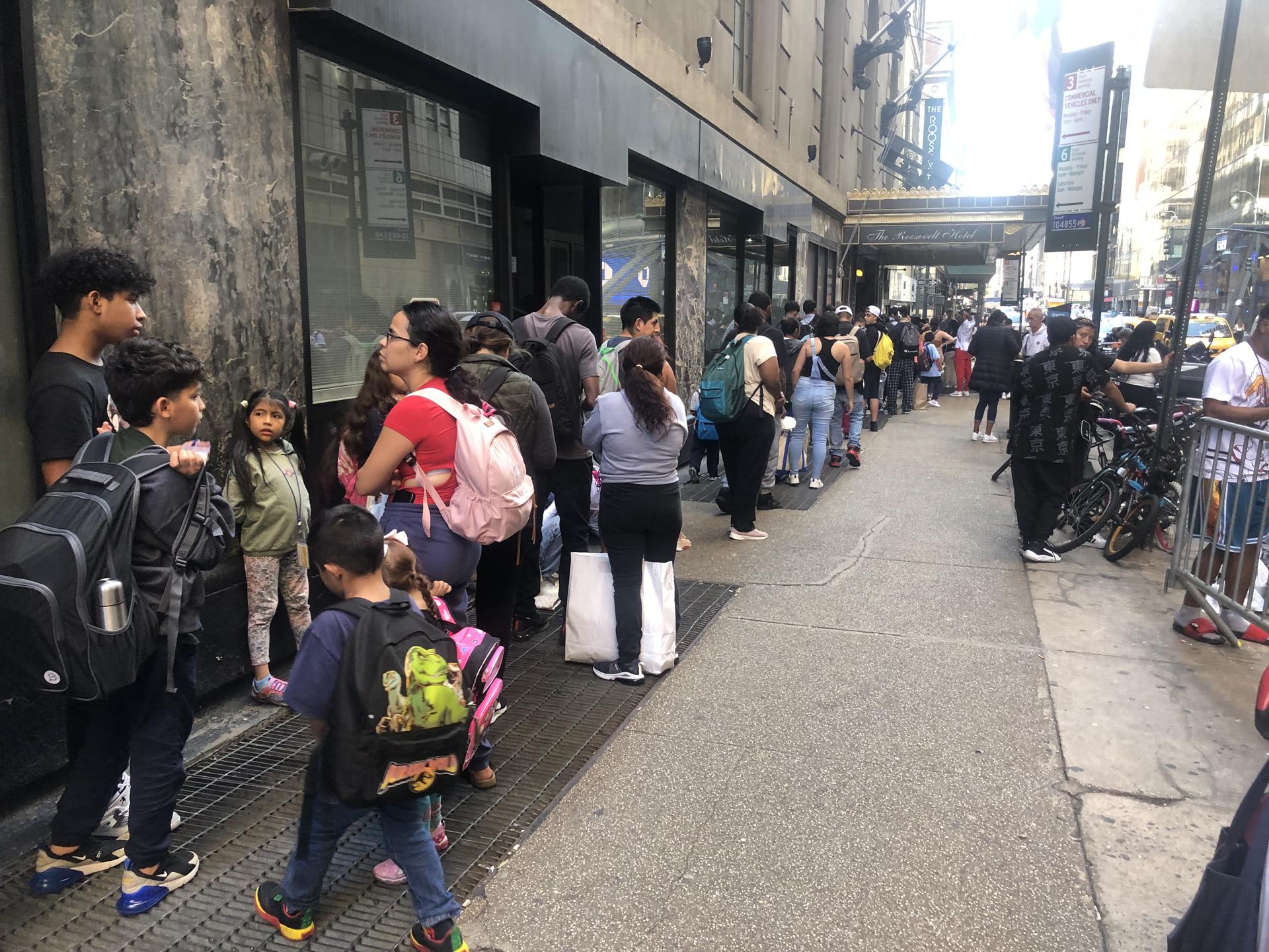 Fotografía de archivo del 4 de octubre de 2023 donde aparecen decenas de inmigrantes haciendo fila para ser atendidos en el famoso hotel Roosevelt adecuado para albergar a las familias inmigrantes en refugio en Nueva York (EE.UU.). EFE/Javier Otazu ARCHIVO
