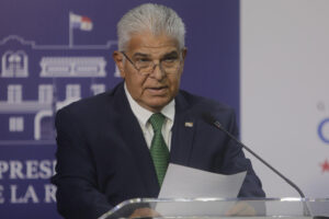 El presidente de Panamá, José Raúl Mulino, habla durante una rueda de prensa en Ciudad de Panamá (Panamá). EFE/ Carlos Lemos