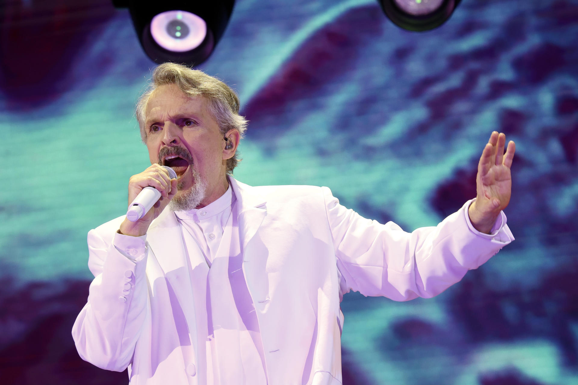 El músico y cantante Miguel Bosé durante el concierto que ha ofrecido hoy sábado en la Plaza de Toros de Murcia. EFE/Juan Carlos Caval.