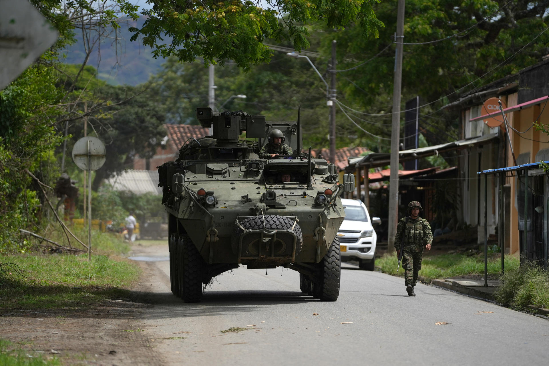 Integrantes de las Fuerzas Armadas vigilan el área donde ocurrió una explosión este martes en el caserío de Guachinte, que forma parte del municipio de Jamundí (Colombia). EFE/ Ernesto Guzmán