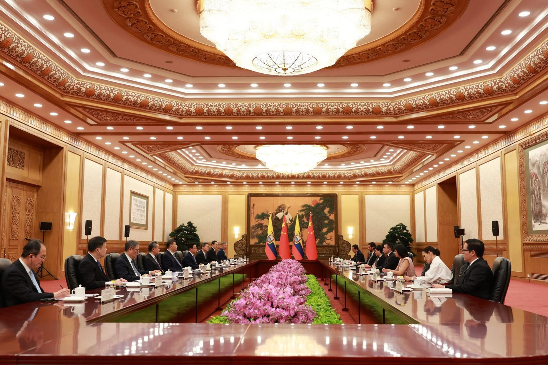 Fotografía cedida por la presidencia de Ecuador de su mandatario Daniel Noboa (4-d), y su homologo chino Xi Jinping (5-i), durante una reunión este viernes, en Pekin (China). Los gobiernos de China y Ecuador firmaron este viernes en Pekín un plan de cooperación para promover la iniciativa de las Nuevas Rutas de la Seda, el ambicioso proyecto global de infraestructuras y conectividad impulsado por el gigante asiático. EFE/ Presidencia de Ecuador / SOLO USO EDITORIAL/SOLO DISPONIBLE PARA ILUSTRAR LA NOTICIA QUE ACOMPAÑA (CRÉDITO OBLIGATORIO)