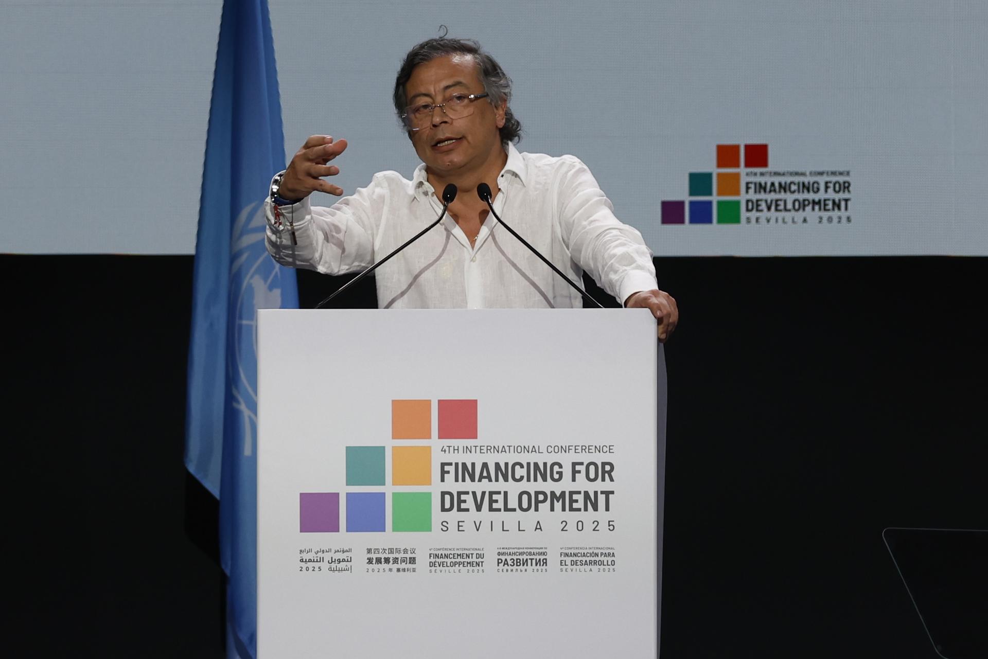 Una foto facilitada por las Naciones Unidas muestra al presidente de Colombia, Gustavo Petro, pronunciando un discurso en el primer día de la 4ª Conferencia Internacional de las Naciones Unidas sobre Financiamiento para el Desarrollo (FFD4) en Sevilla, España, el 30 de junio de 2025. El evento se extenderá hasta el 3 de julio. (España, Sevilla) EFE/EPA/UN PHOTO/MARISCAL HANDOUT -- DISPONIBLE PARA ILUSTRAR LA NOTICIA ACOMPAÑANTE -- CRÉDITO OBLIGATORIO -- USO EDITORIAL SÓLO/NO VENTAS