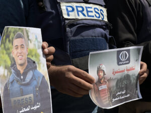 Varios periodistas se manifiestan en recuerdo a Hossam Shabat, un periodista asesinado en un bombardeo en el norte de Gaza, el 23 de marzo de 2025.  EFE/ Ahmad Awad