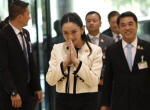 Imagen de archivo tomada el 28 de mayo de 2025 que muestra a la primera ministra de Tailandia,Paetongtarn Shinawatra, a su llegada al Parlamento del país en Bangkok. EFE/EPA/NARONG SANGNAK