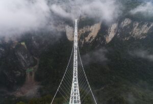 Vista aérea de archivo del puente de Zhangjiajie en el parque natural del mismo nombre en la provincia de Hunan, China. EFE/Rolex Dela Pena