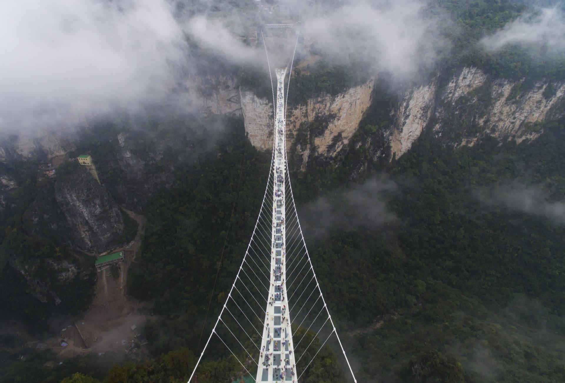 Vista aérea de archivo del puente de Zhangjiajie en el parque natural del mismo nombre en la provincia de Hunan, China. EFE/Rolex Dela Pena