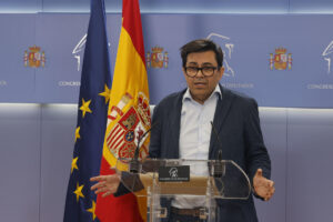 El diputado de Sumar y En Comú Podem y secretario primero del la Mesa del Congreso, Gerardo Pisarello, ofrece una rueda de prensa después de la reunión del citado órgano rector y de representación colegiada del Congreso de los Diputados, este martes en la Cámara Baja en Madrid. EFE/ Javier Lizón