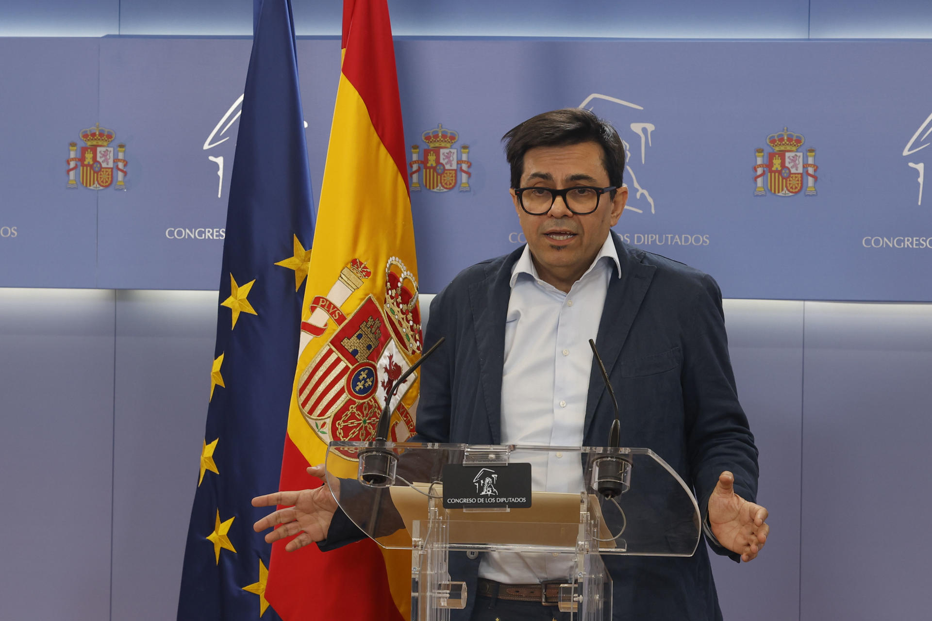 El diputado de Sumar y En Comú Podem y secretario primero del la Mesa del Congreso, Gerardo Pisarello, ofrece una rueda de prensa después de la reunión del citado órgano rector y de representación colegiada del Congreso de los Diputados, este martes en la Cámara Baja en Madrid. EFE/ Javier Lizón