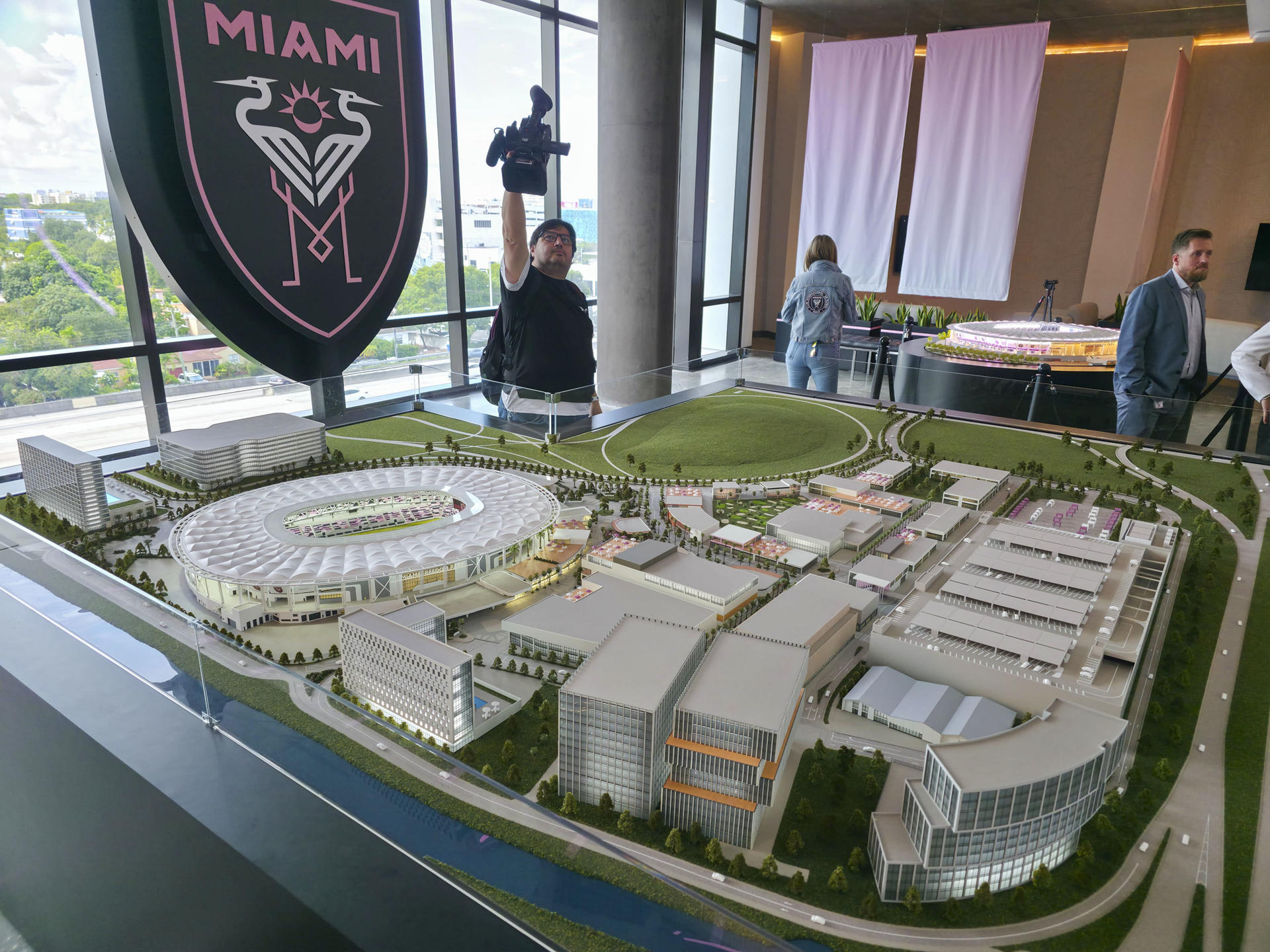 El fútbol es el foco principal, pero no el único. El nuevo estadio del Inter Miami será más que un campo de fútbol. Leo Messi pondrá la magia en el césped, aunque no será la única experiencia disponible. Palcos de lujo, conciertos y un centro de comercios y restaurantes también formarán parte de la experiencia 'Freedom Park': el nuevo hogar del Inter Miami. EFE/ Alberto Boal