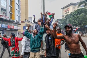 Manifestantes corean consignas y hacen sonar silbatos durante una manifestación en el distrito central de negocios de Nairobi, Kenia, 17 de junio de 2025. EFE/EPA/DANIEL IRUNGU