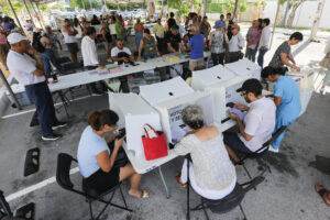 Ciudadanos emiten su voto en las elecciones judiciales en un centro de votación, este domingo en Cancún, estado de Quintana Roo (México). EFE/ Alonso Cupul