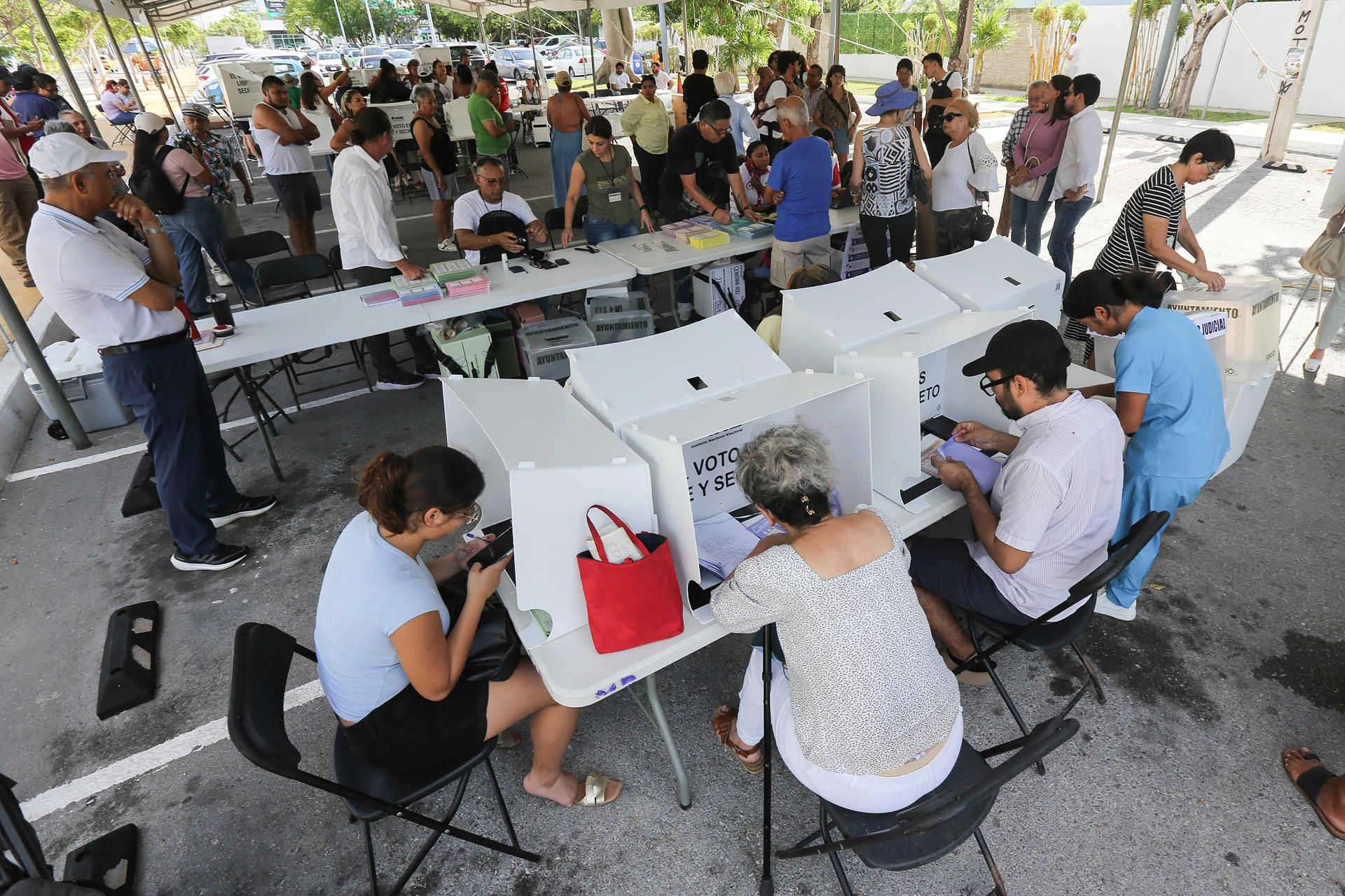 Ciudadanos emiten su voto en las elecciones judiciales en un centro de votación, este domingo en Cancún, estado de Quintana Roo (México). EFE/ Alonso Cupul