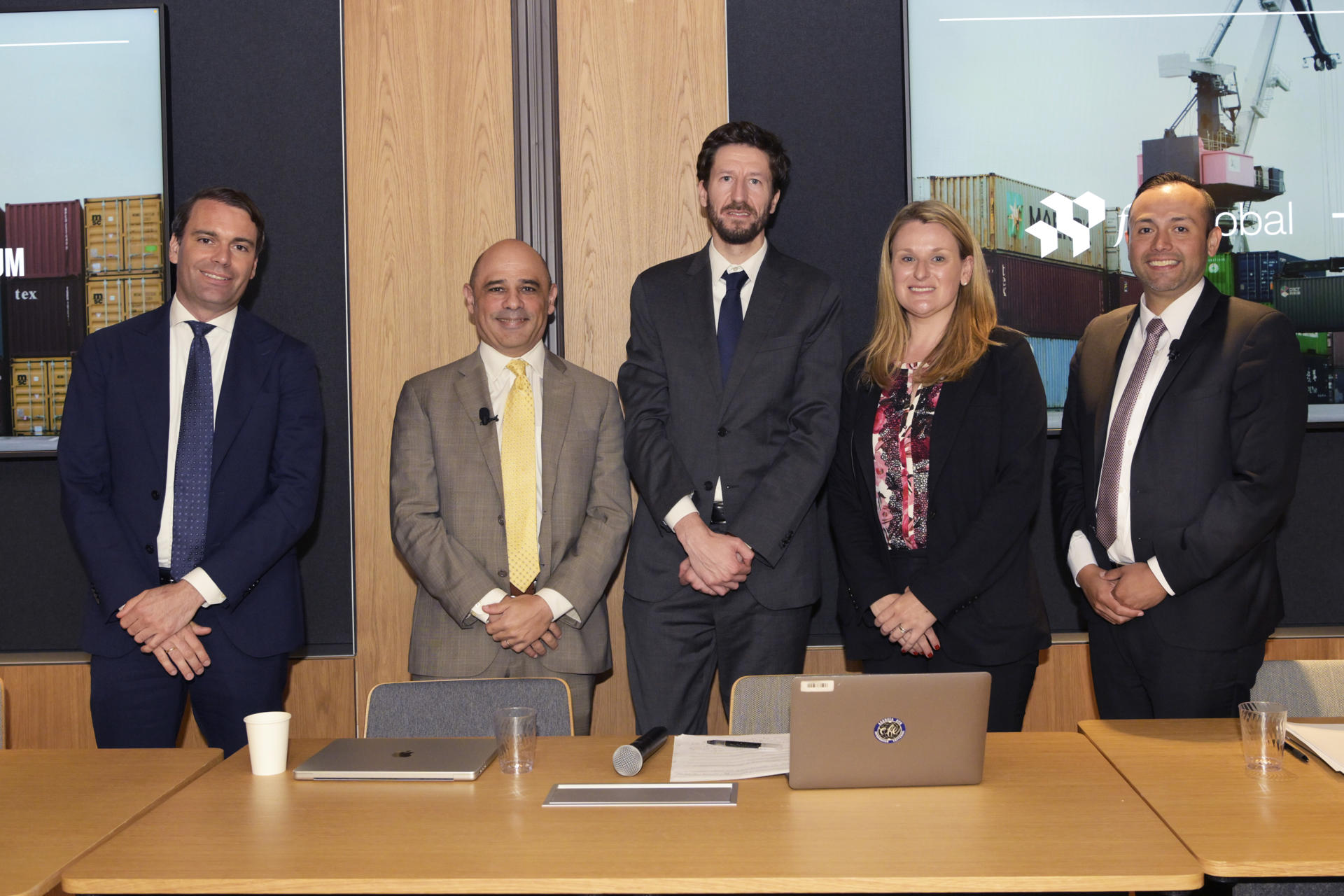 Matthis Kaiser (i), José Parra (2i), y Sarah Trister (2d), de FGS Global; Jairo Mejía (c), de EFE News, y David Olave, del bufete Sandler, Travis & Rosenberg, posan al final del foro 'Comercio, aranceles y diplomacia' este miércoles, en la sede de FGS Global en Washington (EE.UU.). EFE/Lenin Nolly