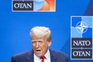 El presidente de Estados Unidos, Donald Trump, participa este miércoles en una rueda de prensa en la cumbre de la OTAN en La Haya.  EFE/EPA/Robin van Lonkhuijsen