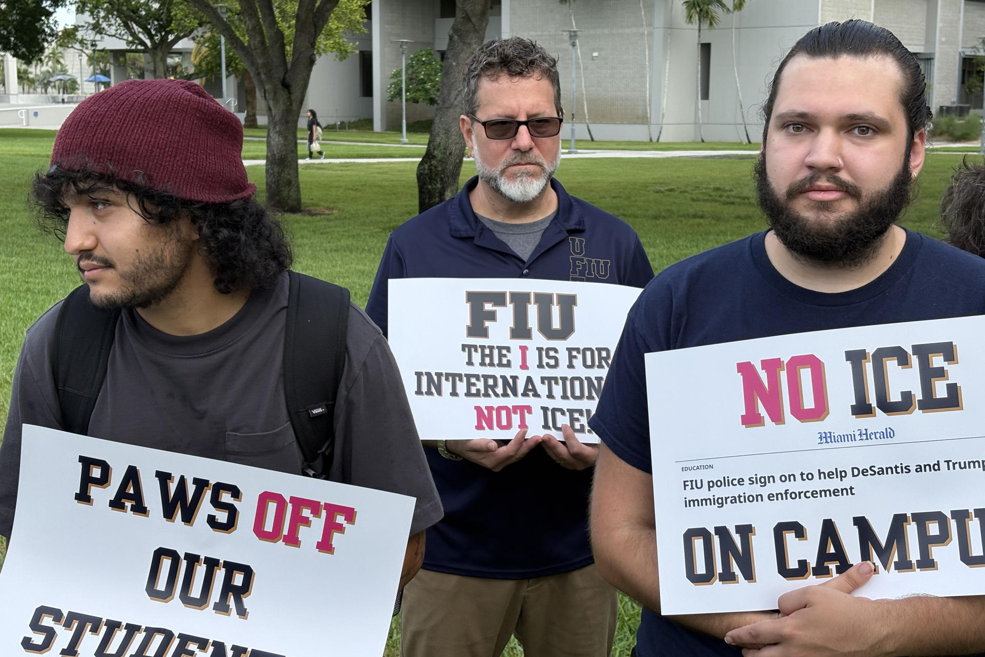 Alumnos y profesores de la Universidad Internacional de Florida (FIU), una de las 10 más grandes de Estados Unidos, protestan este jueves para que la institución revoque el acuerdo de colaboración con Servicio de Control de Inmigración y Aduanas (ICE), en Miami (Estados Unidos). EFE/ Alberto Boal