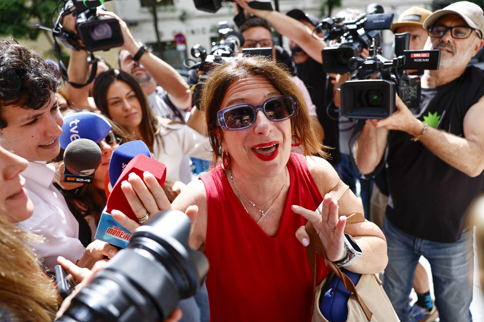 La militante socialista Leire Díez a su llegada este martes, a la sede del PSOE en la calle Ferraz de Madrid. Leire Díez ha acudido esta tarde a la sede del PSOE en la madrileña calle de Ferraz para dar explicaciones sobre los audios publicados en los que se le escuchaba pedir información comprometedora sobre miembros de la UCO de la Guardia Civil que investigan casos cercanos al Gobierno. EFE/ Rodrigo Jiménez