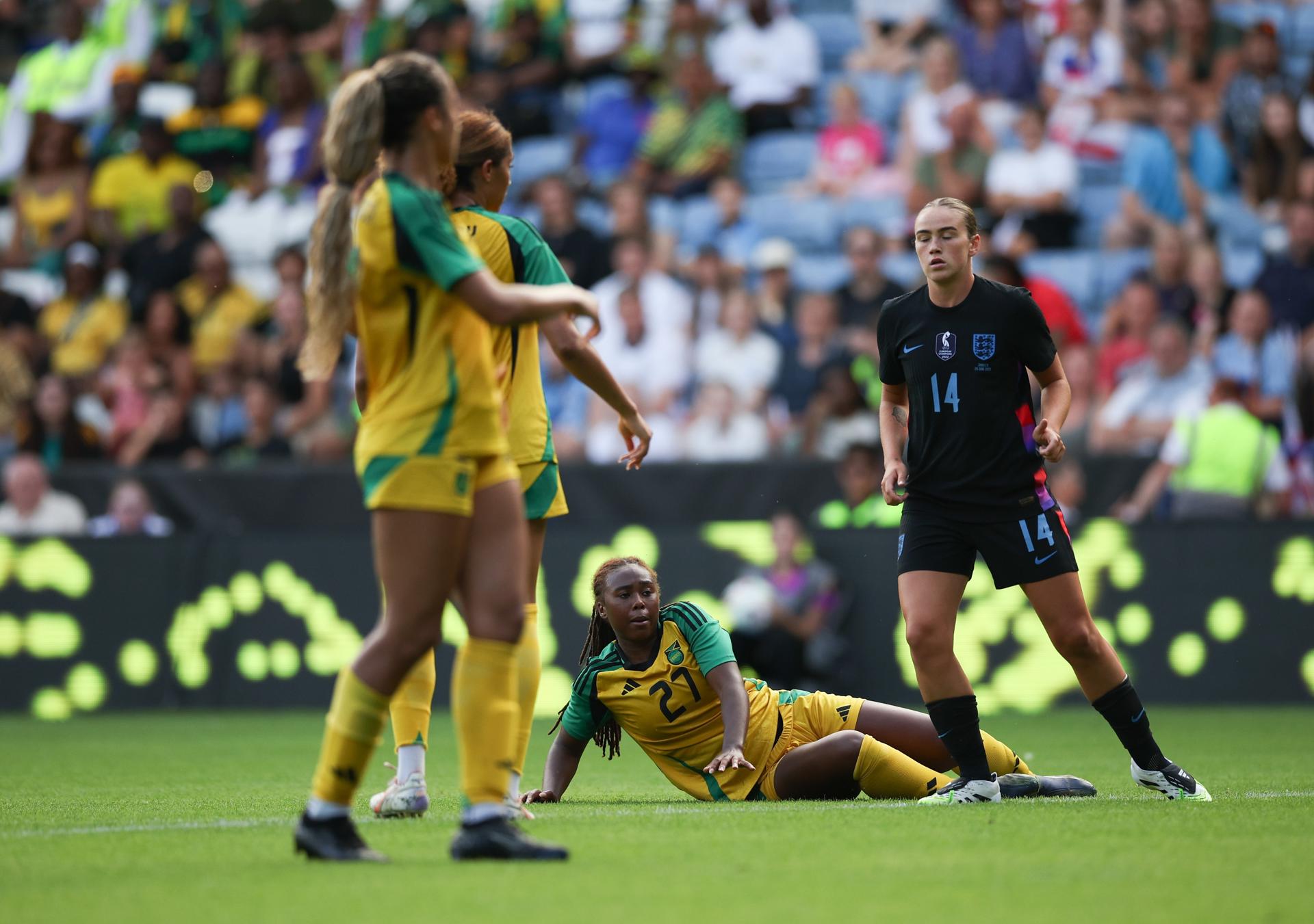 La jugadora de Jamaica Nyema Ingleton cae lesionada durante el partido amistoso que han jugado Inglaterra y Jamaica en Leicester, Reino Unido. EFE/EPA/ADAM VAUGHAN