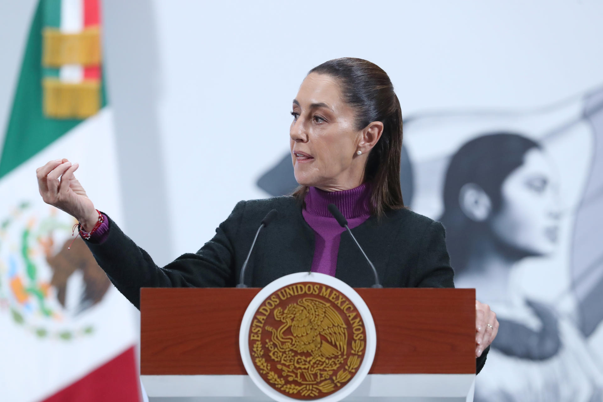 La presidenta de México Claudia Sheinbaum, habla durante una rueda de prensa matutina este lunes, en Palacio Nacional de la Ciudad de México (México). EFE/Mario Guzmán