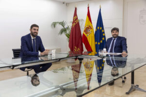 El presidente de la Comunidad de Murcia, Fernando López Miras (d), reunido este jueves con el portavoz de Vox en la Asamblea Regional, José Ángel Antelo (i). EFE/Marcial Guillén