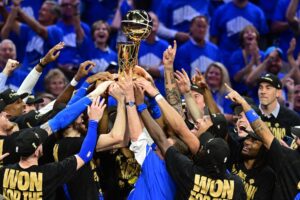 Jugadores, directivos y miembros de la comisión técnica de los Thunder levantan el trofeo que los acredita como flamantes campeones de la NBA al ganar este domingo en casa, el Paycom Center de Oklahoma, el el séptimo juego de las finales a Indiana Pacers. EFE/EPA/MANUELA SOLDI