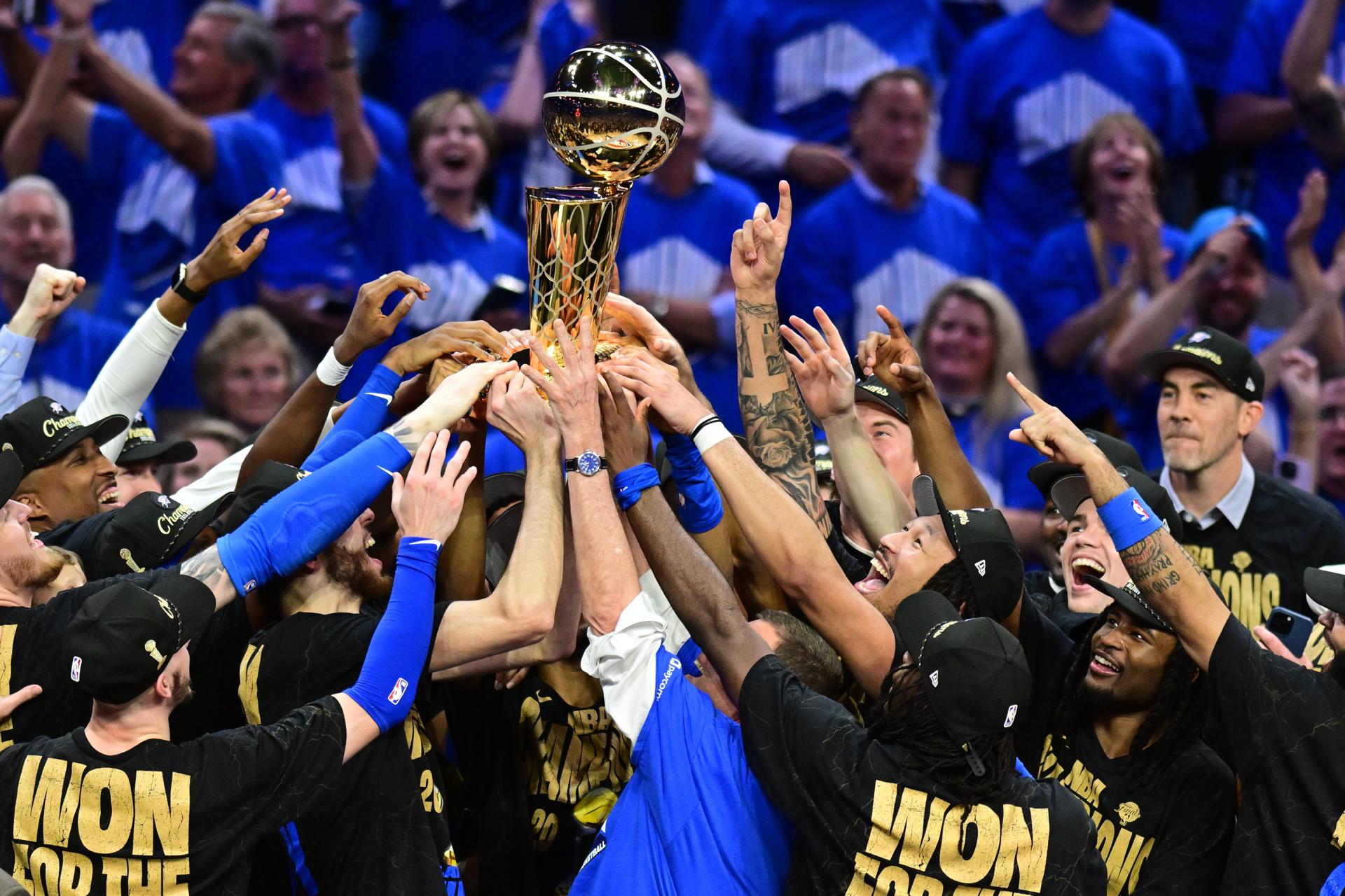 Jugadores, directivos y miembros de la comisión técnica de los Thunder levantan el trofeo que los acredita como flamantes campeones de la NBA al ganar este domingo en casa, el Paycom Center de Oklahoma, el el séptimo juego de las finales a Indiana Pacers. EFE/EPA/MANUELA SOLDI