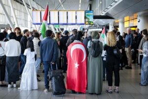 Vista general de un grupo de activistas antes de viajar a Egipto este miércoles, 11 de junio, para hacer parte de la 'Marcha Global a Gaza', en el Aeropuerto Internacional de Schiphol, en Amsterdam (Países Bajos). EFE/Ramón van Flymen