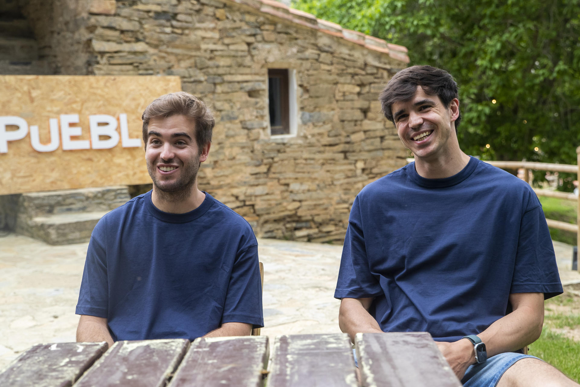 Dos jóvenes amigos de Barcelona y Segovia, Marc (d) y Álvaro (i), han ideado un nuevo concepto de festival en el que se dan la mano más de treinta juegos tradicionales, como 'atrapa la bandera' o 'balón prisionero', que, acompañados de gastronomía y música por la noche, ofrece la experiencia de vivir tres días en el pequeño pueblo soriano de Valdelavilla, ubicado en medio del bosque en la comarca de Tierras Altas y en el que se reunirán más 150 personas para competir, dividas en dos familias, por ser los ganadores de esta primera edición de 'Pueblo Fest Camp'. EFE/ Wifredo García Álvaro