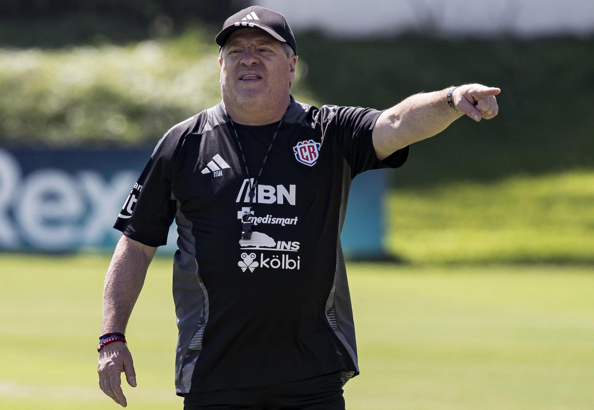El seleccionador de Costa Rica, el mexicano Miguel Herrera, dirigió este martes en San José un entrenamiento con todos los jugadores convocados con miras a los próximos partidos de eliminatorias del Mundial contra Bahamas y Trinidad y Tobago. EFE/ Jeffrey Arguedas