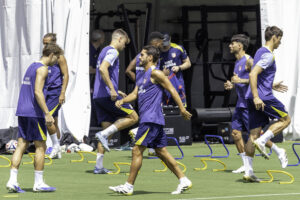 Jugadores del Atlético de Madrid entrenan en el estadio Memorial Colisseum de Los Ángeles (Estados Unidos). EFE/Armando Arorizo