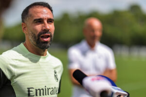 Dani Carvajal, de Real Madrid, habla con la prensa en The Gardens North County District Park de Palm Beach, Florida (Estados Unidos). EFE/Juan Ignacio Roncoroni