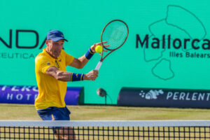 El tenista español Roberto Bautista ante el australiano Bernard Tomic durante su partido de octavos de final del torneo ATP Mallorca Championships, este miércoles en Santa Ponsa (Mallorca). EFE/ Cati Cladera