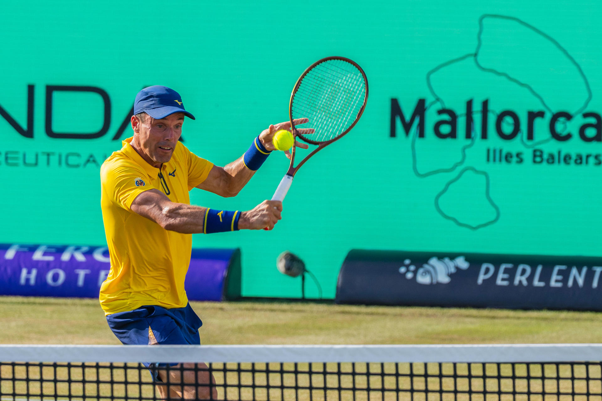 El tenista español Roberto Bautista ante el australiano Bernard Tomic durante su partido de octavos de final del torneo ATP Mallorca Championships, este miércoles en Santa Ponsa (Mallorca). EFE/ Cati Cladera