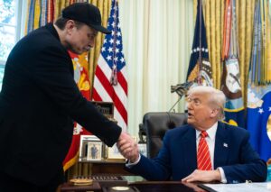 Fotografía de archivo del 30 de mayo de 2025 del presidente estadounidense, Donal Trump (d), saludando al empresario sudafricano Elon Musk durante una conferencia de prensa en el Despacho Oval de La Casa Blanca en Washington (EE.UU). EFE/ Francis Chung/Pool